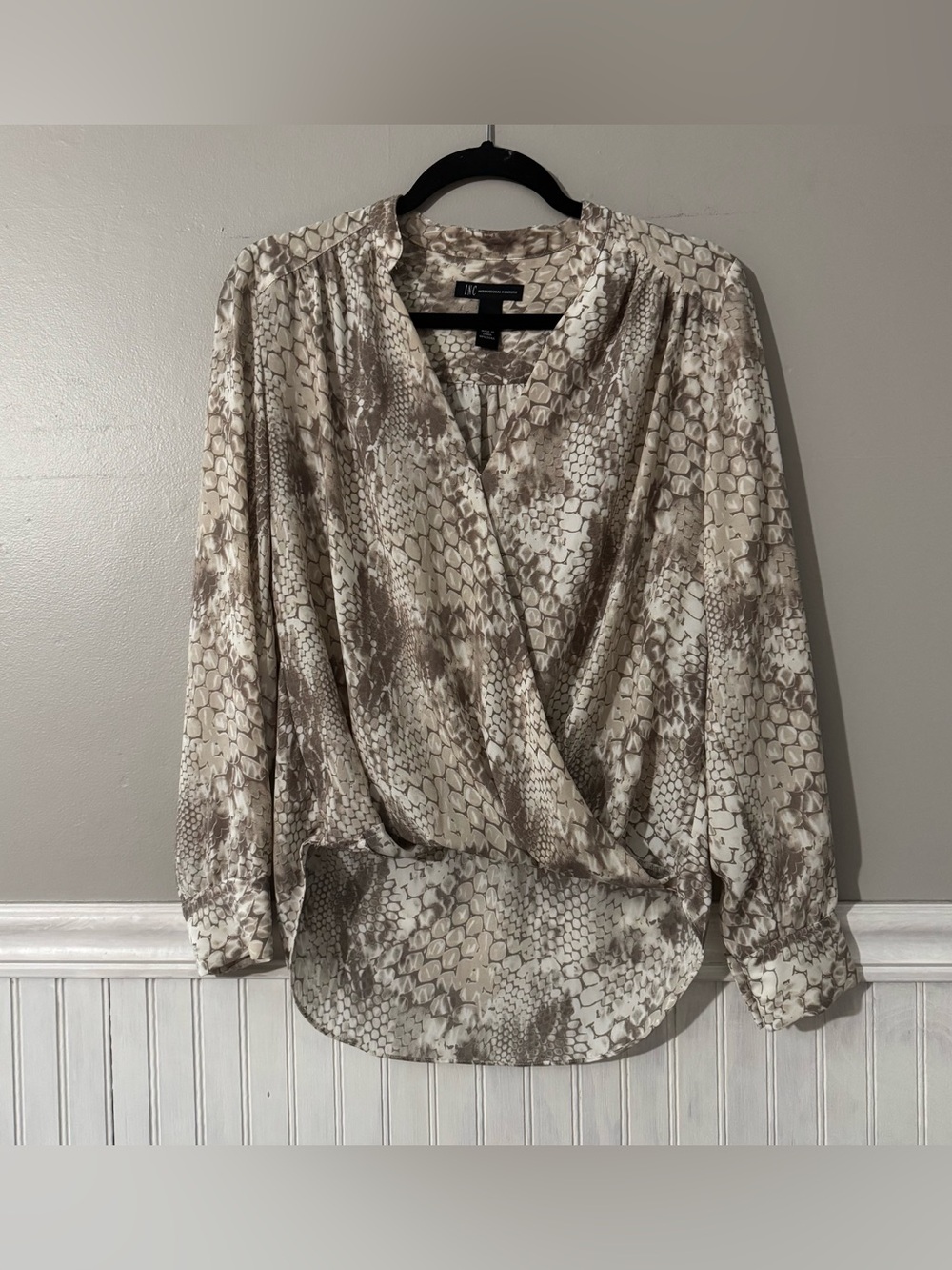 INC International Concepts Women’s Size 4 Surplice Blouse Snakeskin Like Print